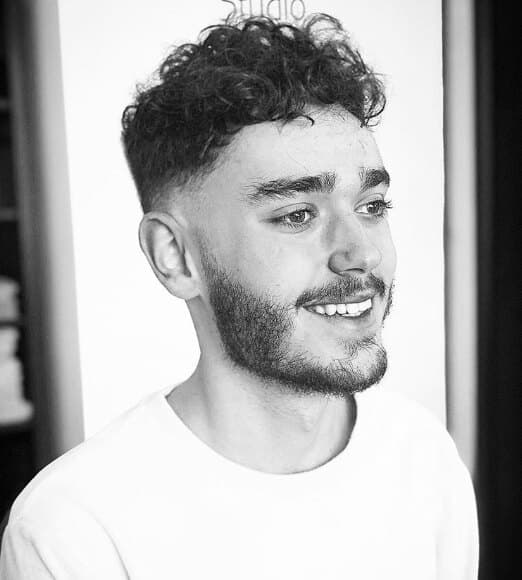 Corte y barba perfilada, acabado en blanco y negro