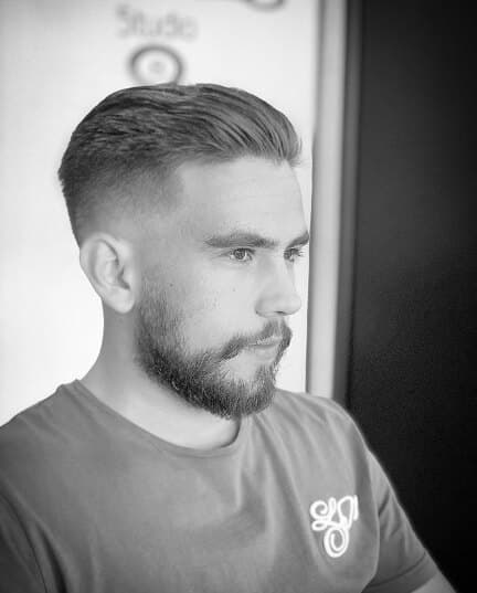 Tupé peinado hacia atrás con degradado